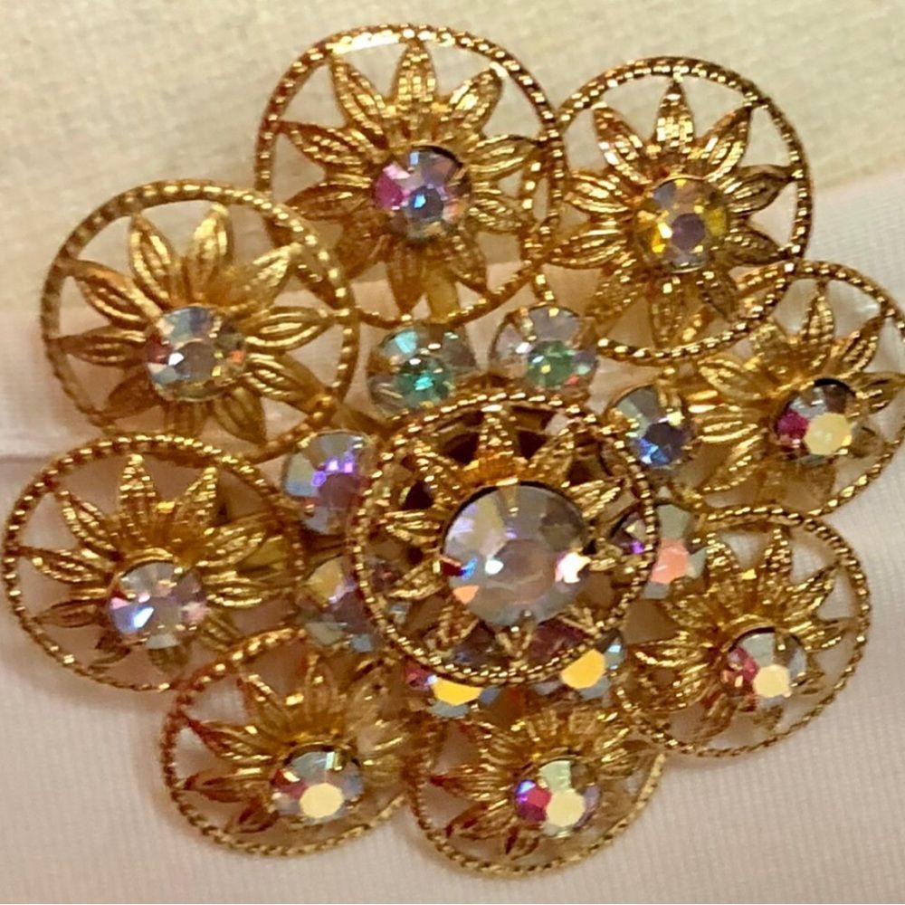 Vintage aurora borealis brooch and clip on earrings - Picture 8 of 8